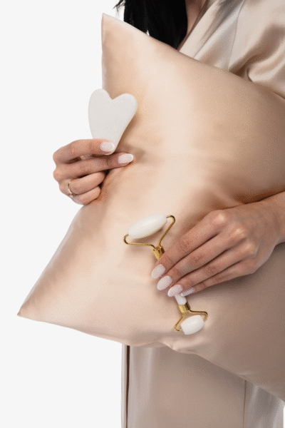 zestaw-poszewka-guasha Zestaw - roller masujący i płytka Gua Sha, jedwabna poszewka i opaska na oczy Silk Serenity Deluxe – widok 3
